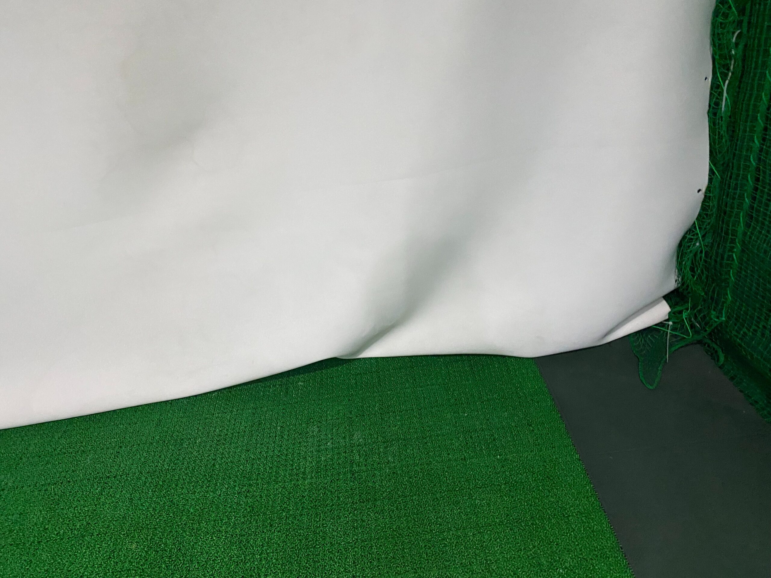 インドアゴルフスクリーン曲がったまま